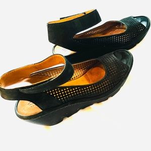 Clarks Size 10 Women’s Reedly Jump Nubuck Ankle Strap Wedge Sandals